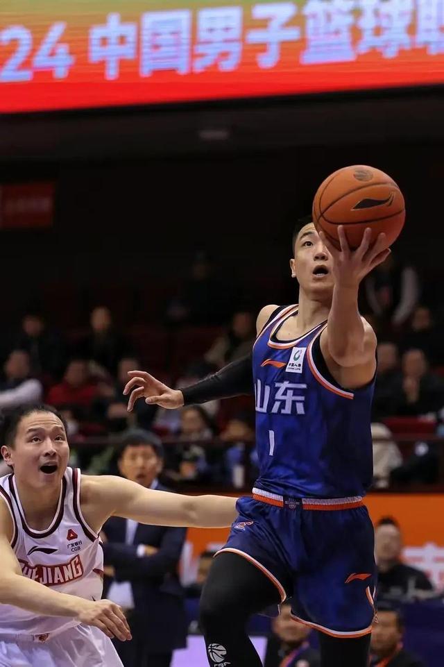 江南体育-山东男篮在主场对抗北京队，拼尽全力