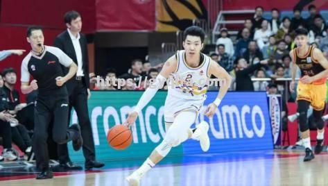 中后卫发挥稳定，热门球队出类拔萃