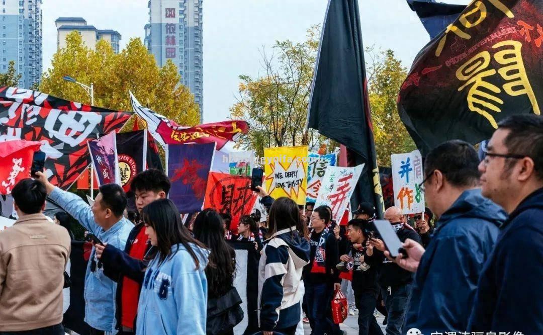 球迷为球队加油，团结支持战胜困难