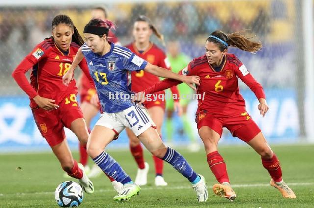 女子足球比赛中，选手们技艺精湛