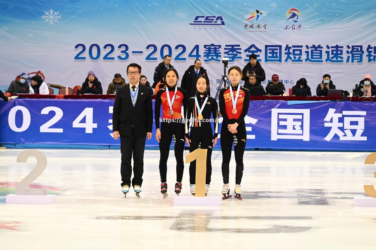 短道速滑决赛上演激烈角逐