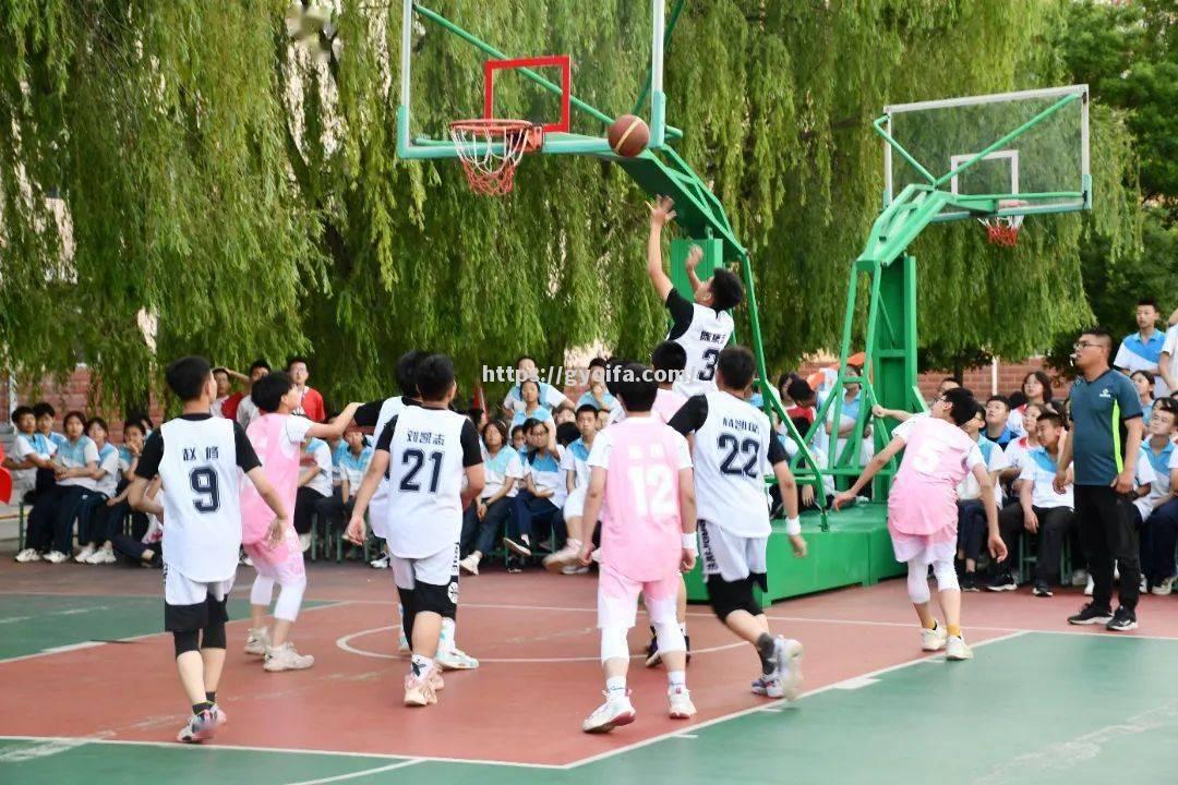 江南体育-红蓝交锋势不可挡，赛场热情高涨