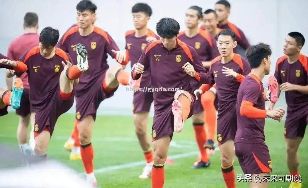 球迷心系赛事进程，球员训练备战