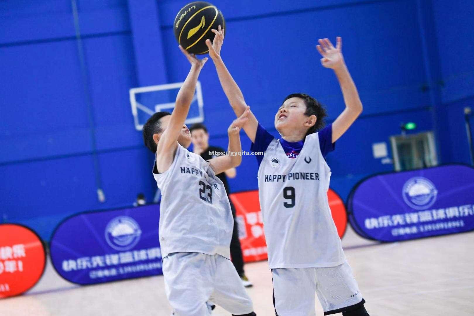 步行者队主教练开训课程，吸引众多篮球爱好者